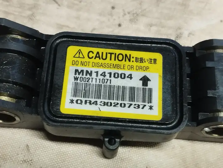 Mitsubishi Grandis (2003 - 2012) MN141004 Датчик удара SRS — фото 2
