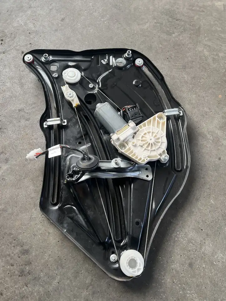 Mercedes-Benz E A207 (2010 - 2017) A2076701603 Механический стеклоподъемник задней двери — фото 3