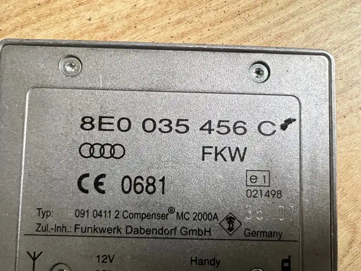 Audi A3/S3 8P (2004 - 2008) 8E0035456C Усилитель антенны — фото 2
