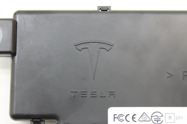 Tesla Model Y (2019 - 2024) 110024100J Блок управления центральным замком — фото 9