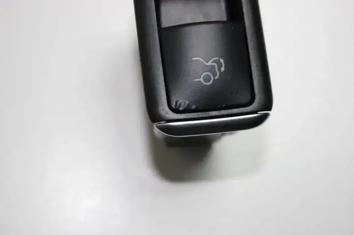 Mercedes-Benz E W212 (2009 - 2016) A2129059300 Кнопка закрытия крышки багажника — фото 4