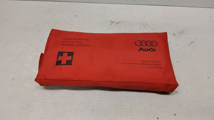Audi A4 S4 B6 8E 8H (2000 - 2006) 4B0860281 Автомобильная аптечка — фото 1
