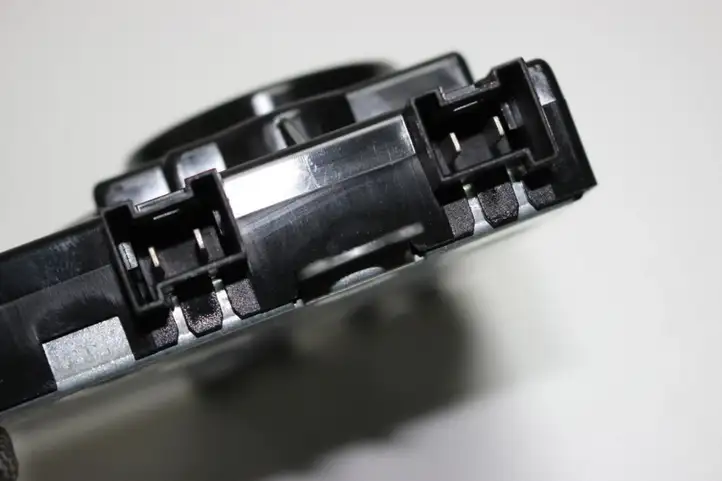 Mercedes-Benz C W204 (2007 - 2014) A2048702789 Усилитель антенны — фото 3