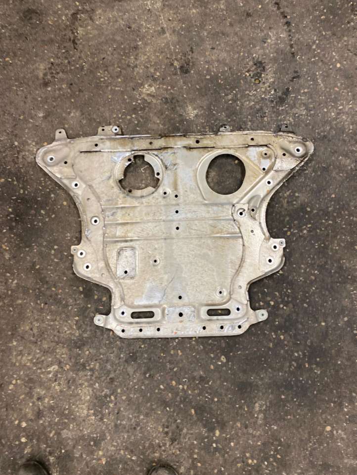 6861105 BMW 7 G11 G12 Variklio dugno apsauga