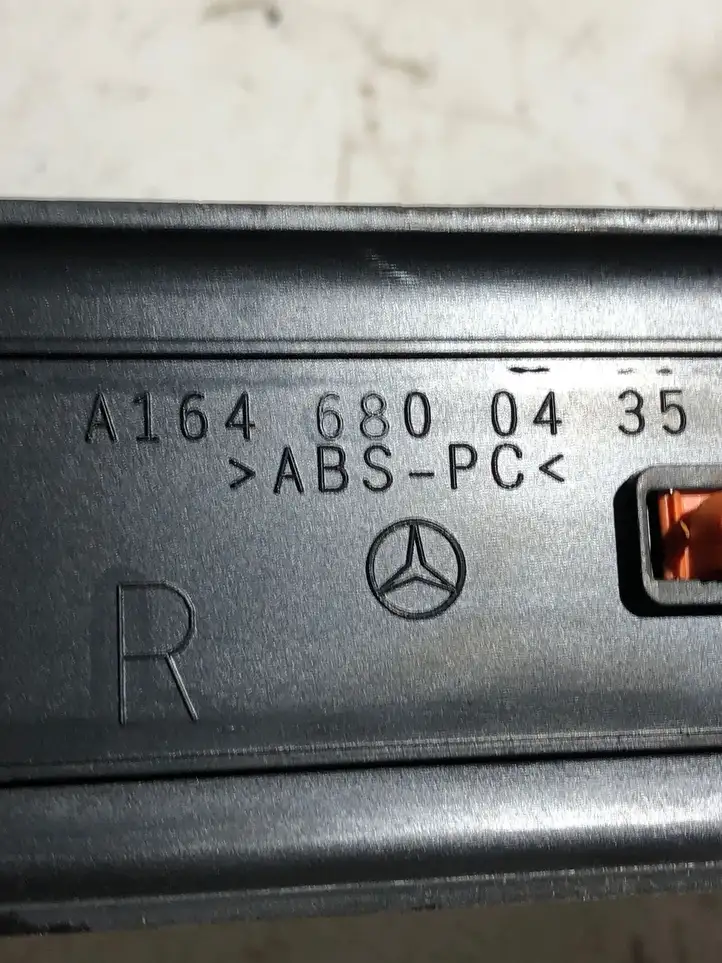 Mercedes-Benz GL X164 (2006 - 2012) A1646800435 Внутренняя отделка переднего порога — фото 3