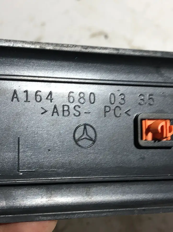 Mercedes-Benz GL X164 (2006 - 2012) A1646800335 Внутренняя отделка переднего порога — фото 3