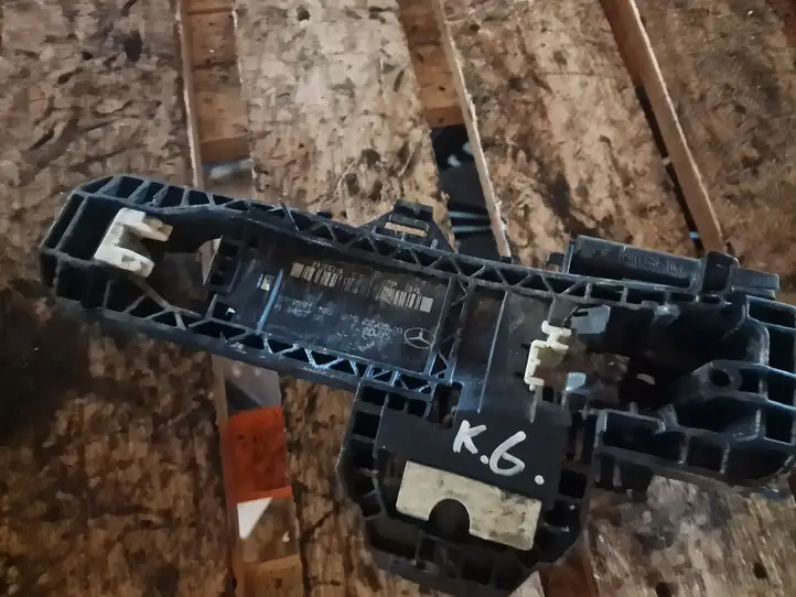 Mercedes-Benz C W204 (2007 - 2014)   Крепление для наружной ручки задней двери