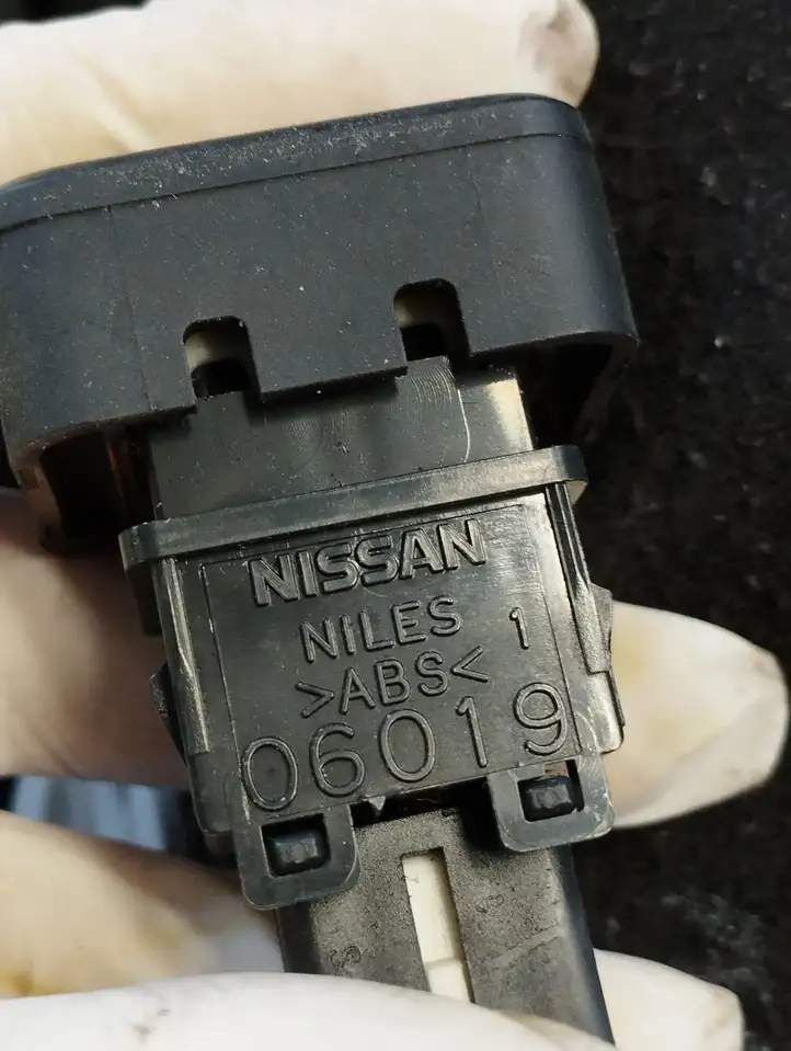 Nissan Note (E11) (2006 - 2014) 06019 Включатель аварийных фонарей — фото 2
