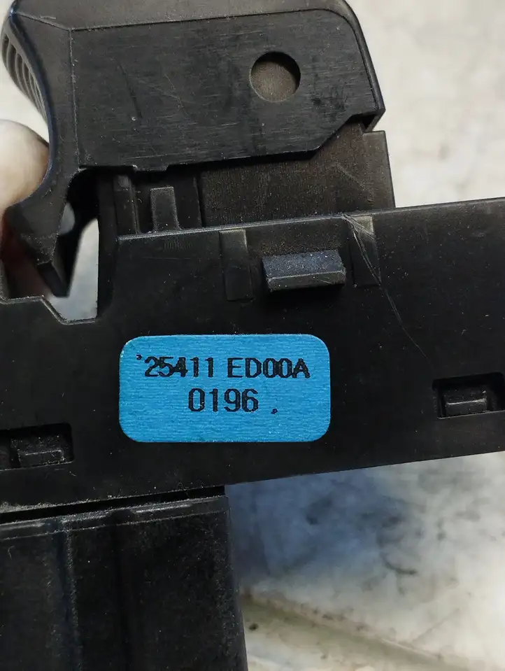 Nissan Note (E11) (2006 - 2014) 25411ED00A Кнопка стеклоподъемников — фото 2