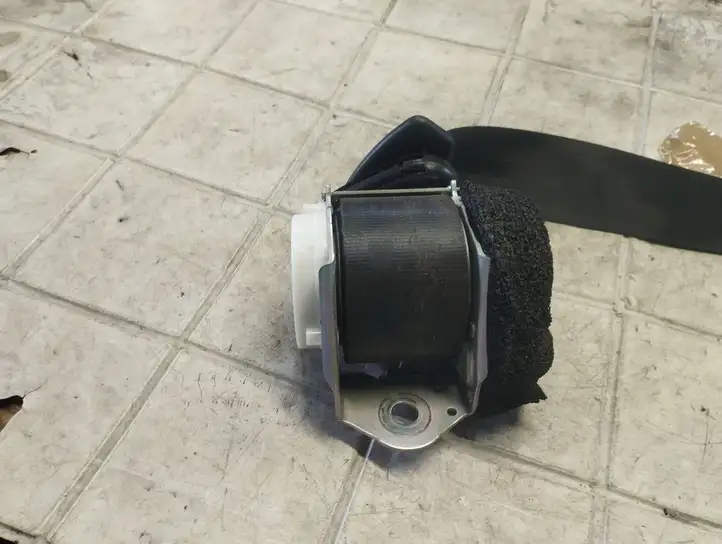 Ford Fiesta (2009 - 2012) 8V51A611B66AG Задний ремень безопасности — фото 5