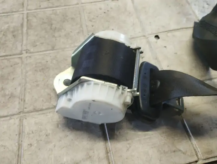 Ford Fiesta (2009 - 2012) 8V51A611B69AF Задний ремень безопасности — фото 4
