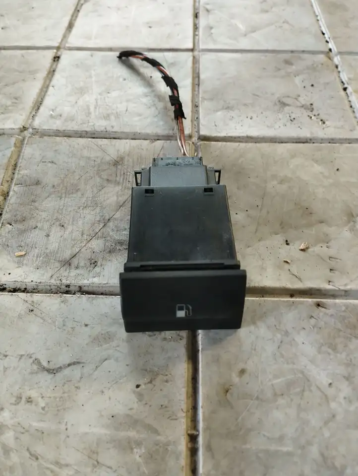 Skoda Octavia Mk1 (1U) (1996 - 2004)   Включатель открытия топливного бака