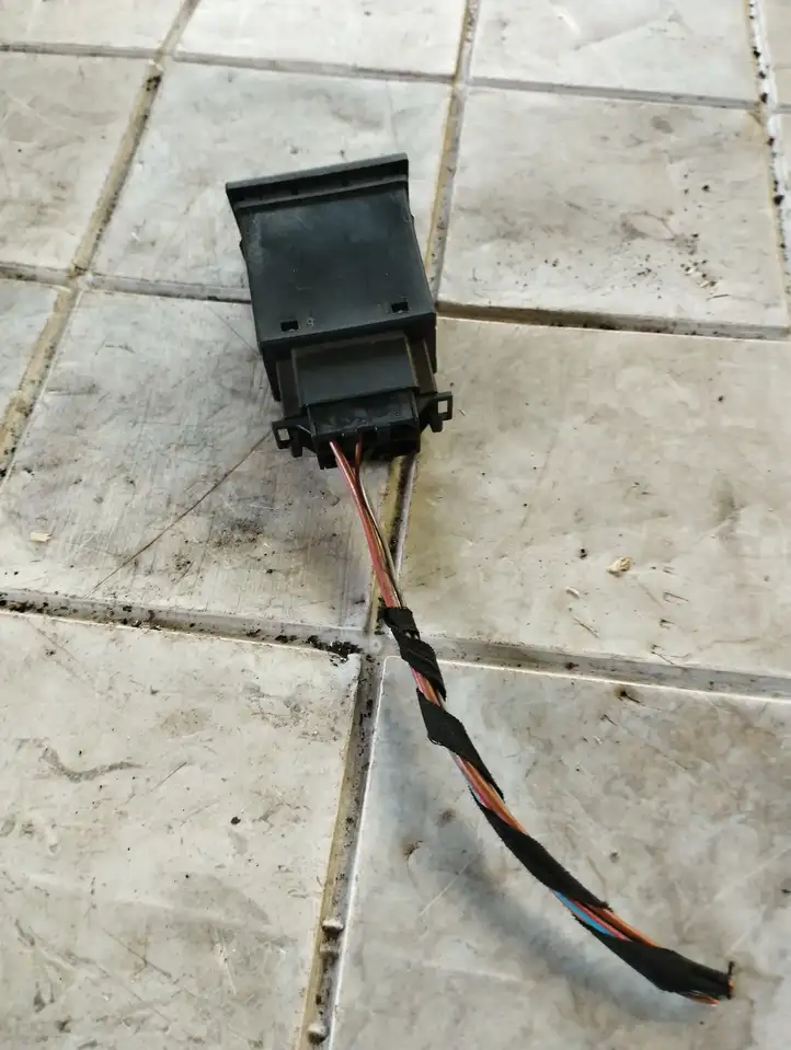 Skoda Octavia Mk1 (1U) (1996 - 2004)   Включатель открытия топливного бака