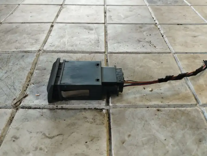 Skoda Octavia Mk1 (1U) (1996 - 2004)   Включатель открытия топливного бака