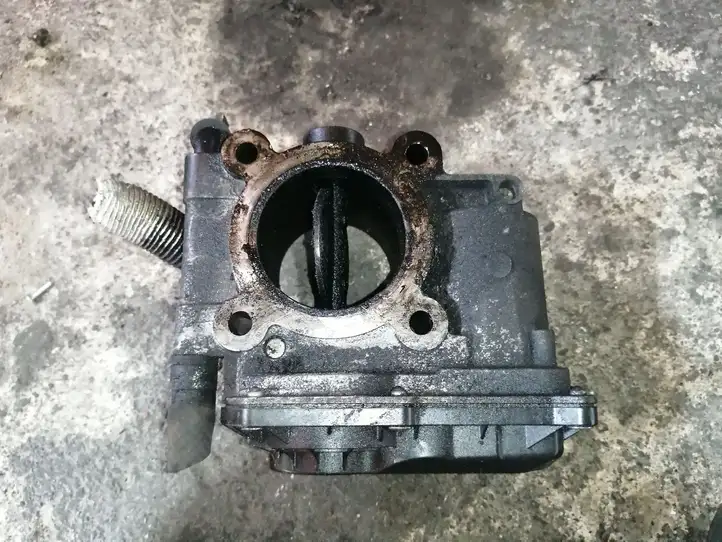 Mazda 5 (2005 - 2010) RF7J136B0C Дроссельная заслонка — фото 1