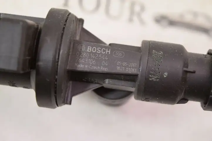 BMW 5 G30 G31 (2016 - )  7643106 Клапан топливного бака