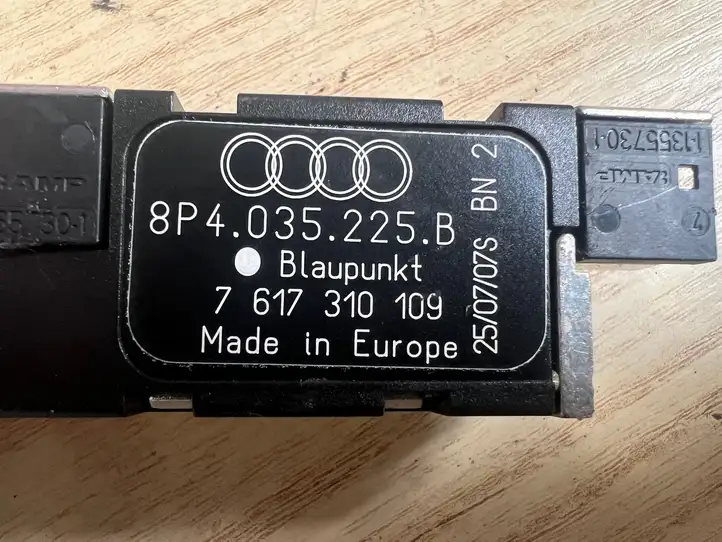 Audi A3/S3 8P (2004 - 2008) 8P4035225B Усилитель антенны — фото 2