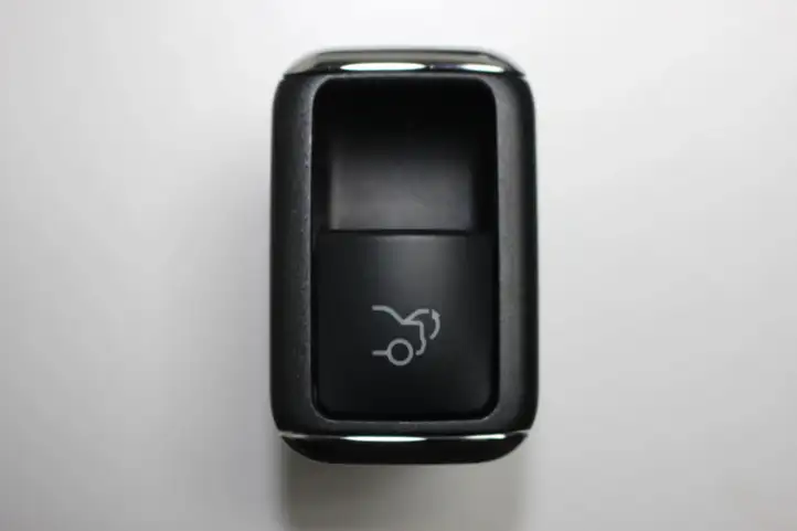 Mercedes-Benz E C207 W207 (2009 - 2017) A2128204410 Кнопка закрытия крышки багажника — фото 1