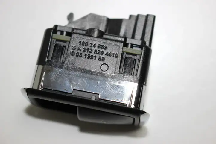 Mercedes-Benz E C207 W207 (2009 - 2017) A2128204410 Кнопка закрытия крышки багажника — фото 2