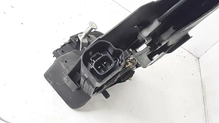Toyota Avensis Verso (2004 - 2009) 370R Замок задней двери — фото 4