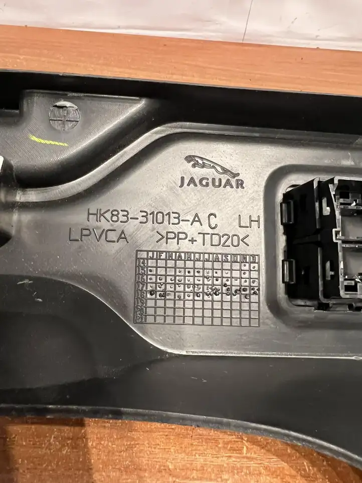 Jaguar F-Pace (2016 - ) HK8331013AC Задняя боковая обшивка салона — фото 2