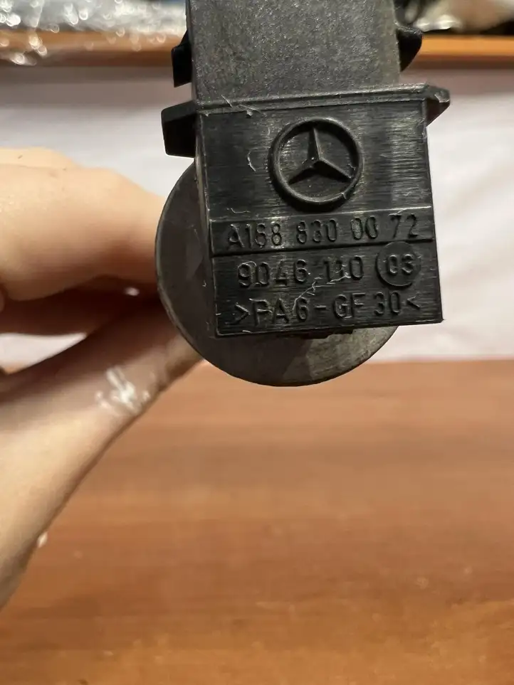 Mercedes-Benz A W168 (1997 - 2004) A1688300072 Датчик температуры масла — фото 3