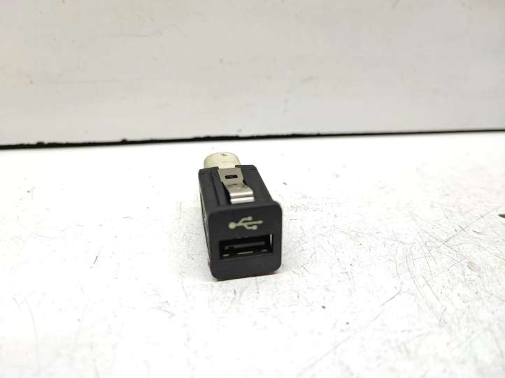 9167196 BMW 3 E90 E91 USB jungtis