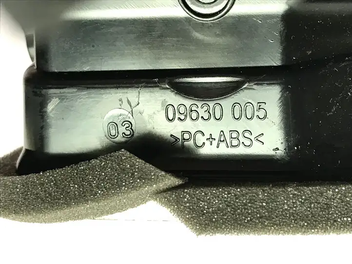 Audi A4 S4 B9 8W (2019 - ) 8W2820902C Боковой воздушный дефлектор — фото 6