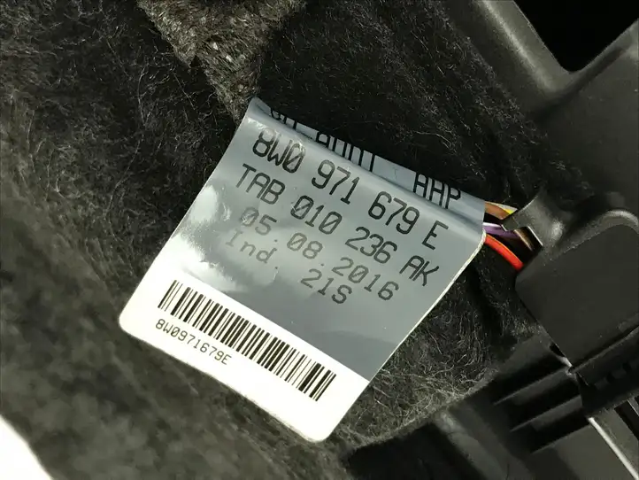 Audi A4 S4 B9 8W (2019 - ) 8W2864044 Вещевой ящик — фото 6