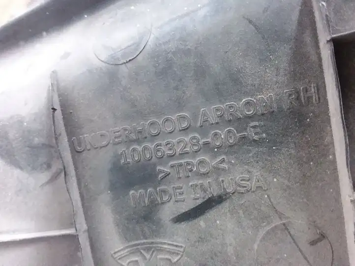 Tesla Model S (2012 - 2016) 100632800E Накладка замка капота — фото 3