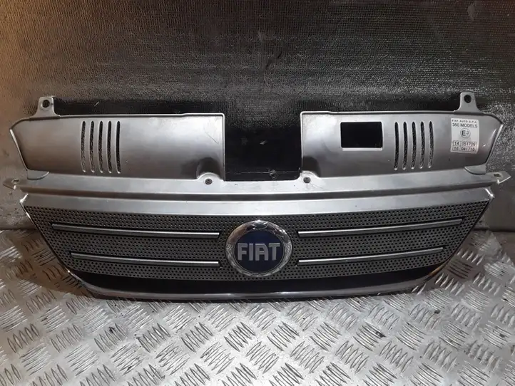 Fiat Idea (2003 - 2016) 735357980 Передняя решетка — фото 1