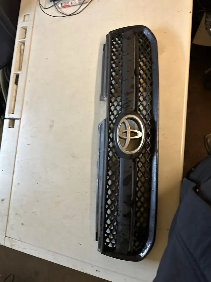 Toyota RAV 4 (XA20) (2000 - 2005) 5311142090 Передняя решетка — фото 1