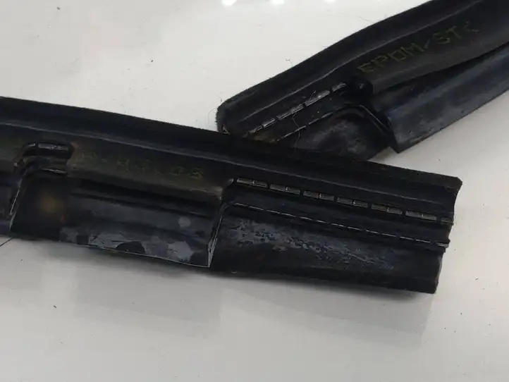 BMW 5 E60 E61 (2004 - 2010)  7110581 Уплотнительная резина стекла задней двери