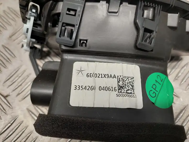 Chrysler Pacifica (2016 - ) 5RL18TRMAA Боковой воздушный дефлектор — фото 2