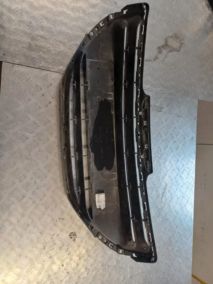 Peugeot 208 (2012 - 2015) 9675515577 Верхняя решетка радиатора — фото 2