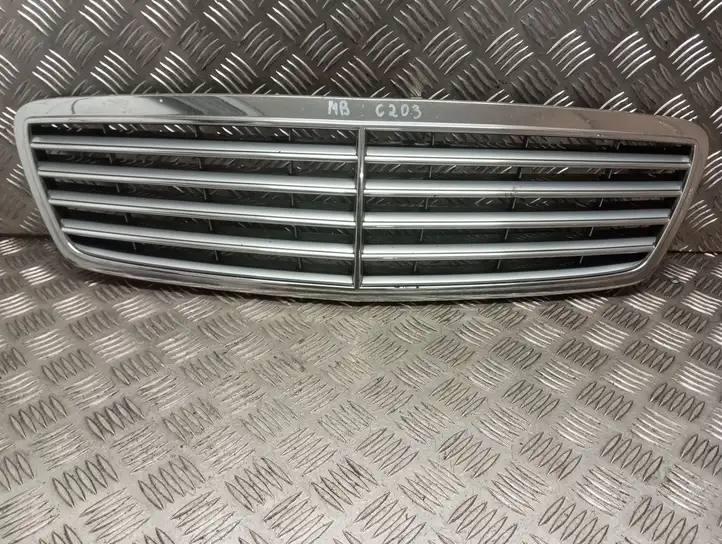 Mercedes-Benz C W203 (2000 - 2007) A2038800183 Верхняя решетка радиатора — фото 1