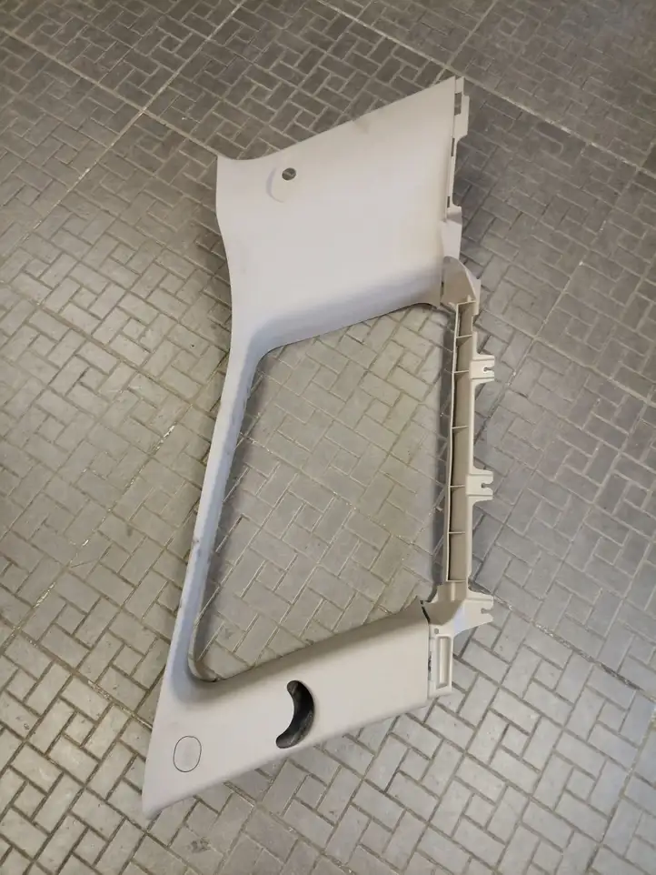 Mitsubishi Grandis (2003 - 2012) MR576120 Облицовка заднего бокового стекла — фото 1