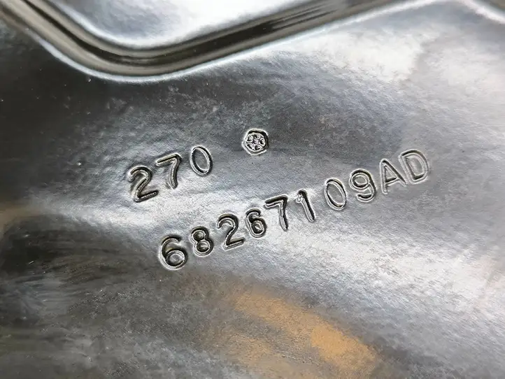 Chrysler Pacifica (2016 - ) 68267109AD Площадка аккумулятора — фото 7