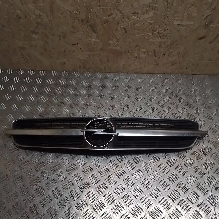 Opel Vectra C (2002 - 2005) 13106812 Передняя решетка — фото 1