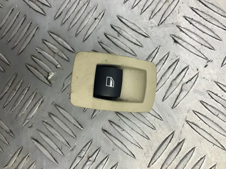 BMW 5 E60 E61 (2004 - 2010) 15939946 Кнопка стеклоподъемников — фото 1