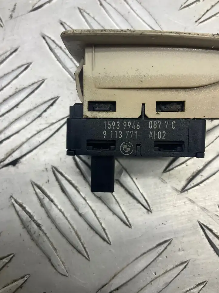 BMW 5 E60 E61 (2004 - 2010) 9113771 Кнопка стеклоподъемников — фото 5