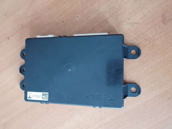 106098900C Tesla Model S Pakabos valdymo blokas