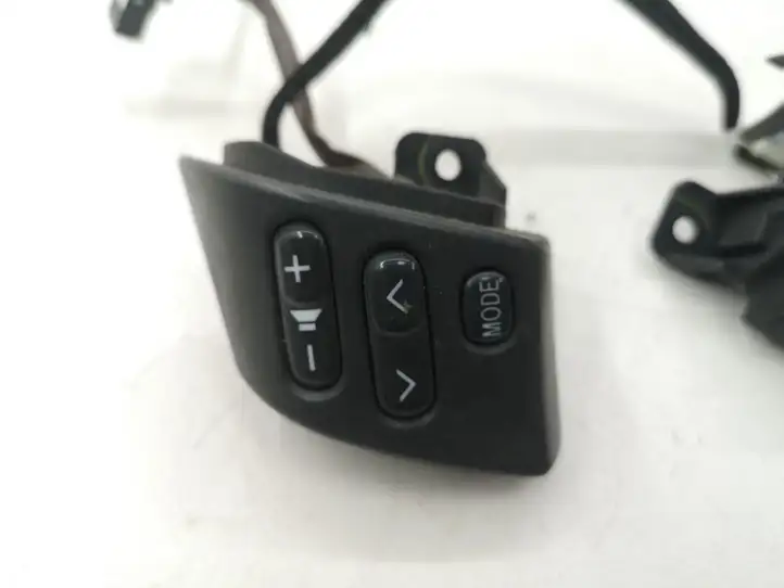 Toyota Corolla Verso AR10 (2004 - 2009) Кнопки на рулевом колесе — фото 2
