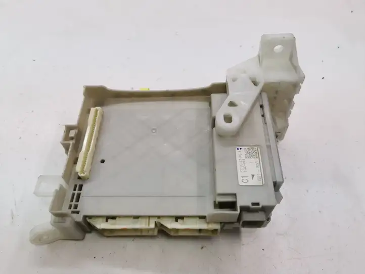 Toyota Prius (XW30) (2009 - 2015) 8273047440A Модуль комфорта — фото 1
