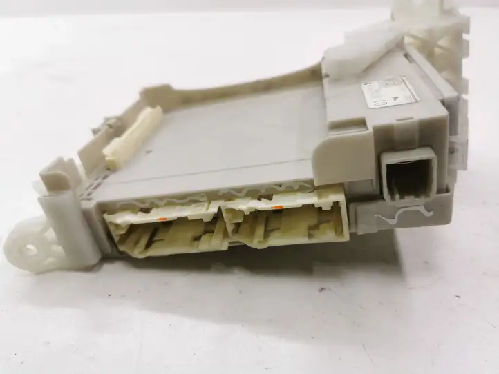 Toyota Prius (XW30) (2009 - 2015) 8273047440A Модуль комфорта — фото 2