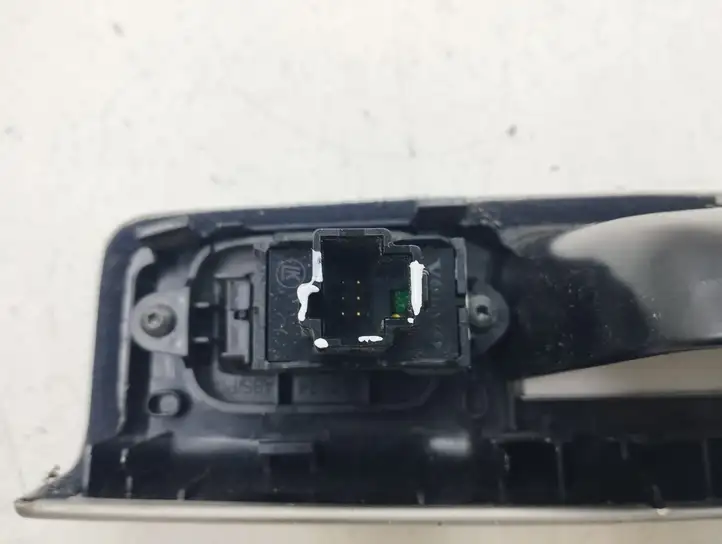 Volvo V50 (2008 - 2012) 8663813 Кнопка стеклоподъемников — фото 7
