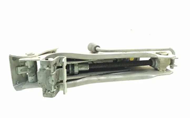 Volkswagen PASSAT B6 (2005 - 2010)  8L0011031A Домкрат (данкрат)