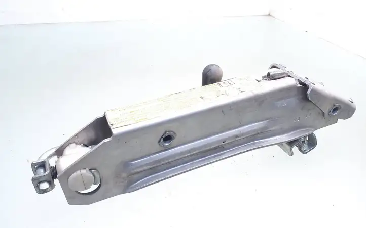 Volkswagen PASSAT B6 (2005 - 2010)  8L0011031A Домкрат (данкрат)