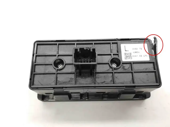 Mazda CX-5 (2011 - 2015) KD4766170 Кнопка фаркопа в багажнике — фото 3