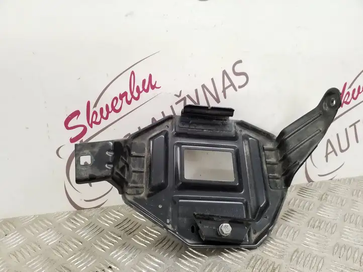 BMW 5 G30 G31 (2016 - )  931107904 Другая деталь отсека двигателя